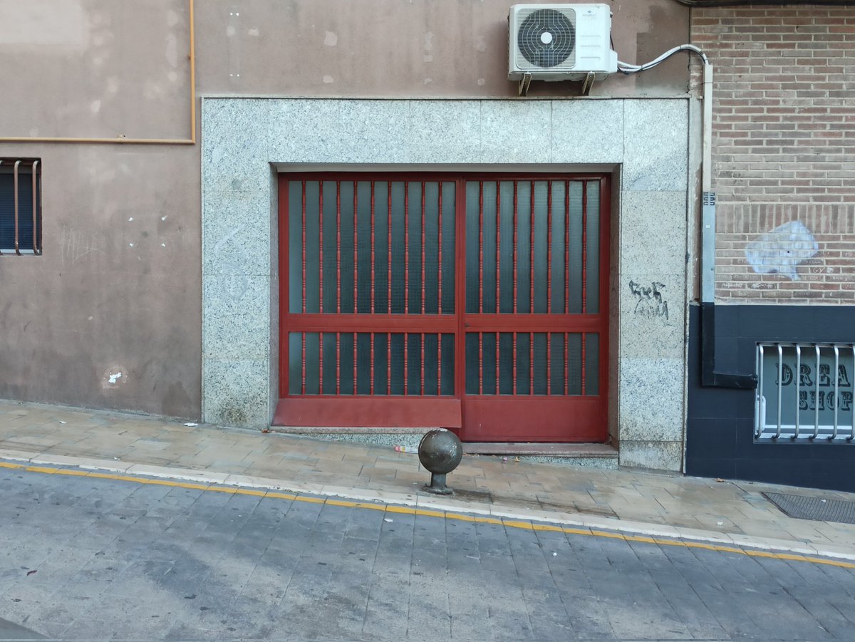 Lsanchezmartin's tweet photo. En esta imagen observamos una comunidad que ha instaurado una rampa para facilitar el acceso. 
La efectividad de esta es nula, ya que al abrir la puerta, la rampa desaparece y estamos ante la misma problemática que al comienzo.
#diversidaduoc  #sharediversitas https://t.co/IEjlqNkW6y