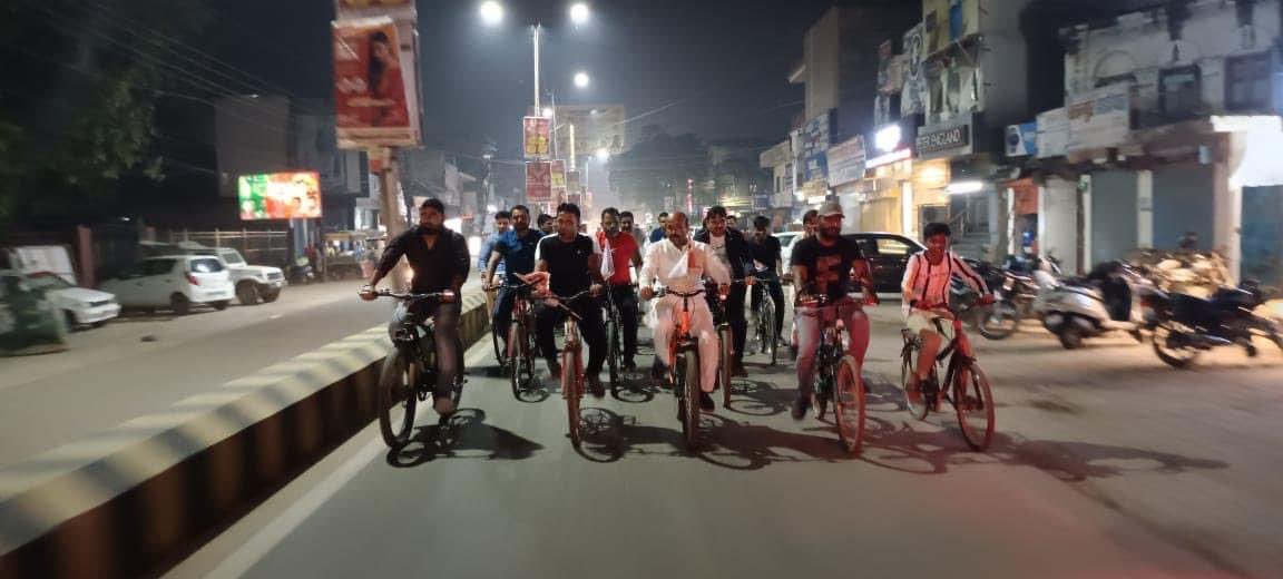 HarishD_BJP's tweet photo. #सांसद_खेल_महाकुंभ 2021 
के प्रति लोगों को जागरूक करने हेतु  नेहरू तिराहे से शास्त्री चौक तक साइकिल यात्रा निकाली गई....
हाथ बढ़ाएं साथ आएं
बस्ती का सम्मान बढ़ाएं
खेलेगा बस्ती तभी तो आगे बढ़ेगा बस्ती ।@blsanthosh @myogioffice https://t.co/TSWwgsaeUL