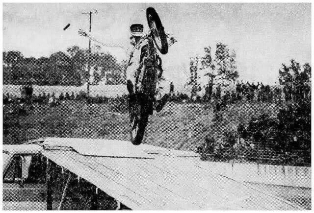 sarah49851371's tweet photo. Maybe this was the start of Robbie Knievel’s ‘no hands’ stunts?, either way I don’t like the look of this landing!
#evelknievel #harleydavidson #harleydavidsonxr750 #happylandings #colormelucky #daredevil #throttlegripsdontgrowontrees #motorcycle #robbieknievel #shitineededthat https://t.co/zW0BeSIiRy