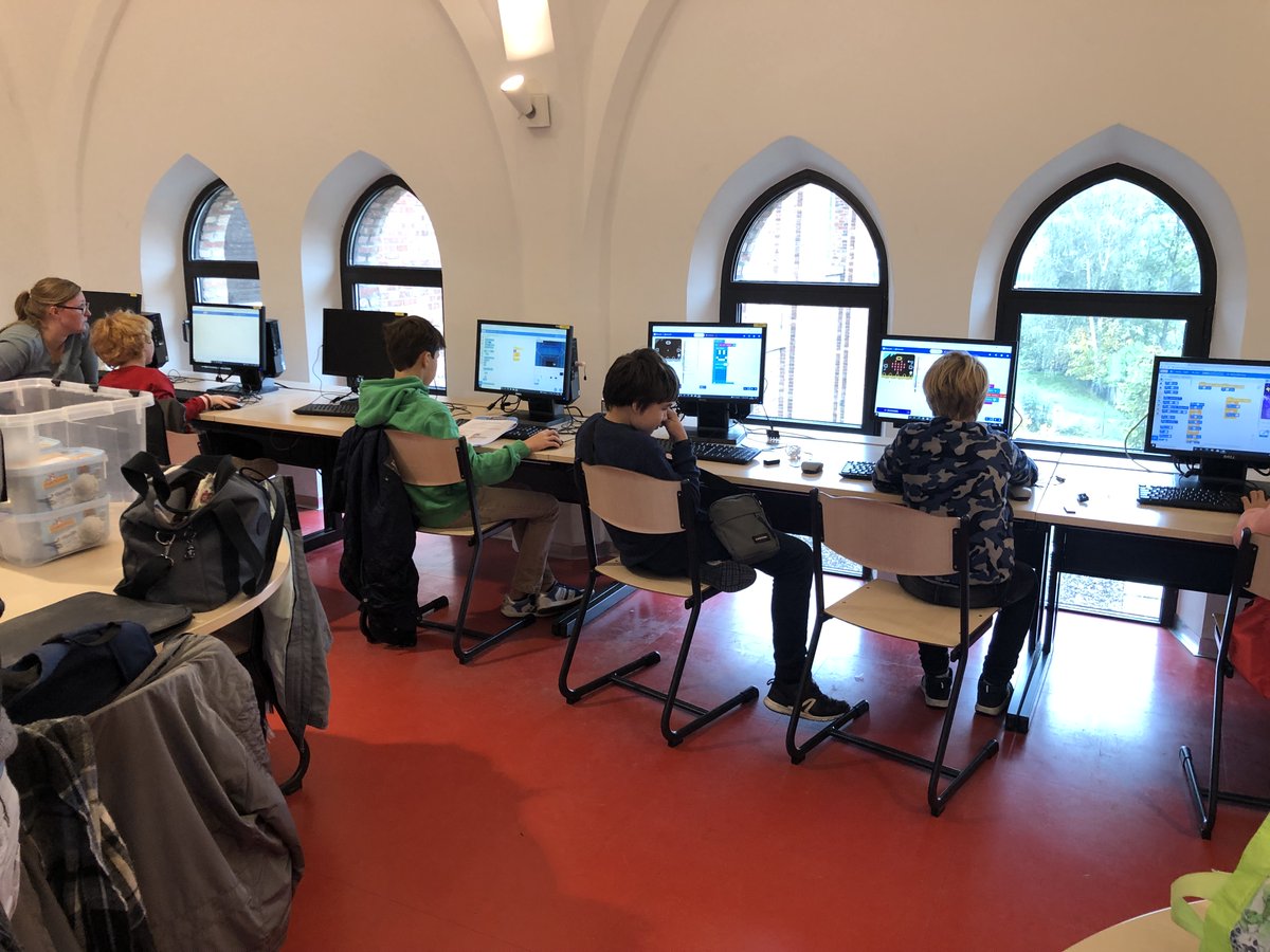 CoderDojoSKW's tweet photo. Here we go! Meer dan tien jonge programmeurs 👩‍💻🧑‍💻#Scratch, #Microbit, #Arduino https://t.co/VuKt4G5aih