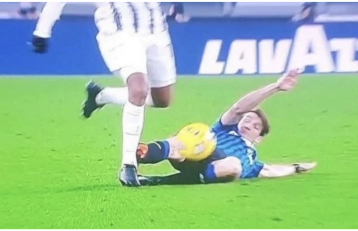 TGpant's tweet photo. @calciomercatoit Quadrato falciato da De Roon, chiederà scusa, l’Atalanta pareggerà allo Stadium, De Roon giocherà tutta la gara. https://t.co/3e1lSaXE3y