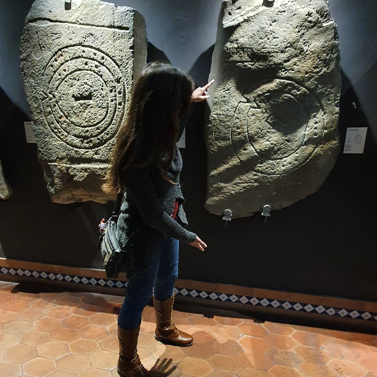 VentanaAzul1's tweet photo. Hoy me he pasado por el Museo Arqueológico de Cáceres; aunque tiene un aire decimonónico merece la pena visitarlo para contemplar: su colección de estelas de guerreros 🗡 típicas del Bronce Final que me encanta 😍 #museo #Cáceres #historiacaceres #extremadura #broncefinal https://t.co/FbeLqJhpos