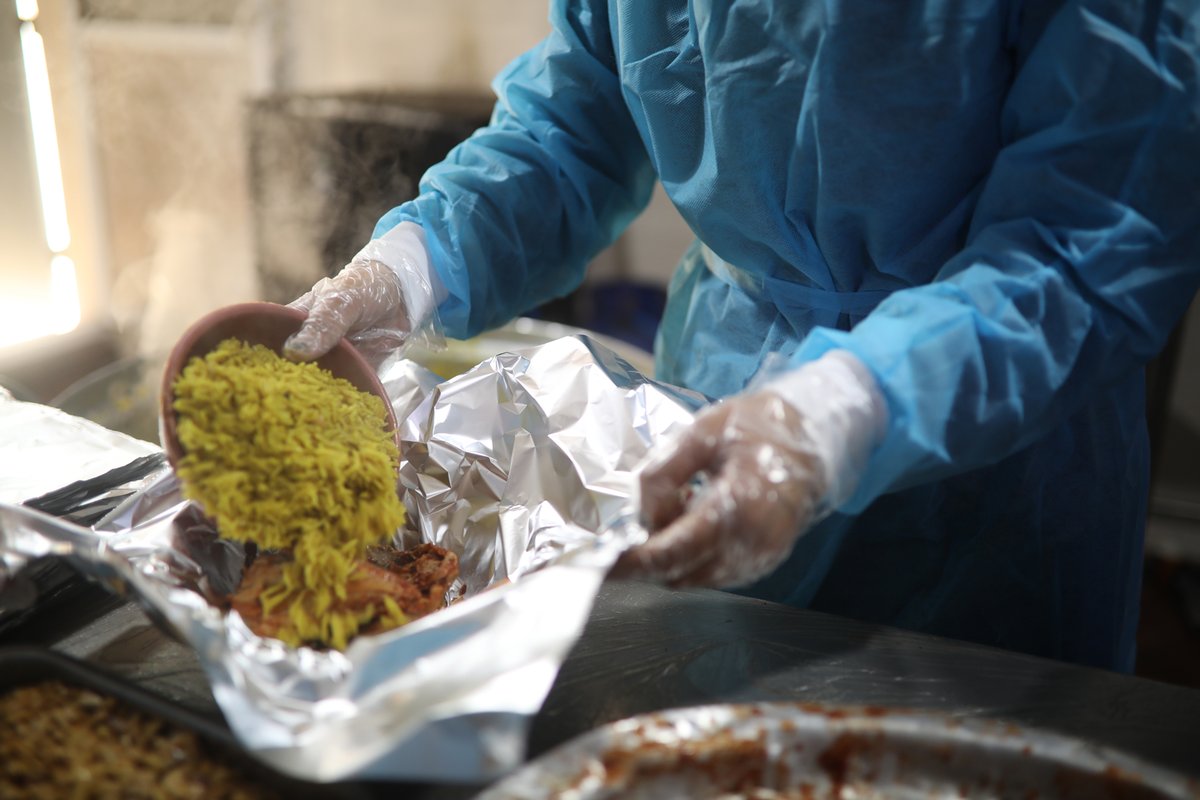 RebuildingAll's tweet photo. A helping hand at the front door of a Palestinian family's home. Mrs. Najah's Kitchen is delivering hearty meals to families all over Rafah, Gaza. Thank you for helping deliver emergency families to hungry families! 
#gaza #foodsecurity #palestine
https://t.co/P274CTzKEZ https://t.co/zmAdlCinbX