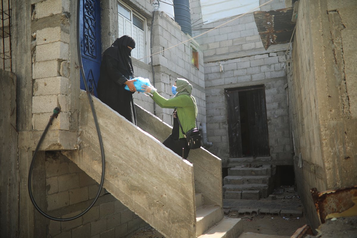 RebuildingAll's tweet photo. A helping hand at the front door of a Palestinian family's home. Mrs. Najah's Kitchen is delivering hearty meals to families all over Rafah, Gaza. Thank you for helping deliver emergency families to hungry families! 
#gaza #foodsecurity #palestine
https://t.co/P274CTzKEZ https://t.co/zmAdlCinbX