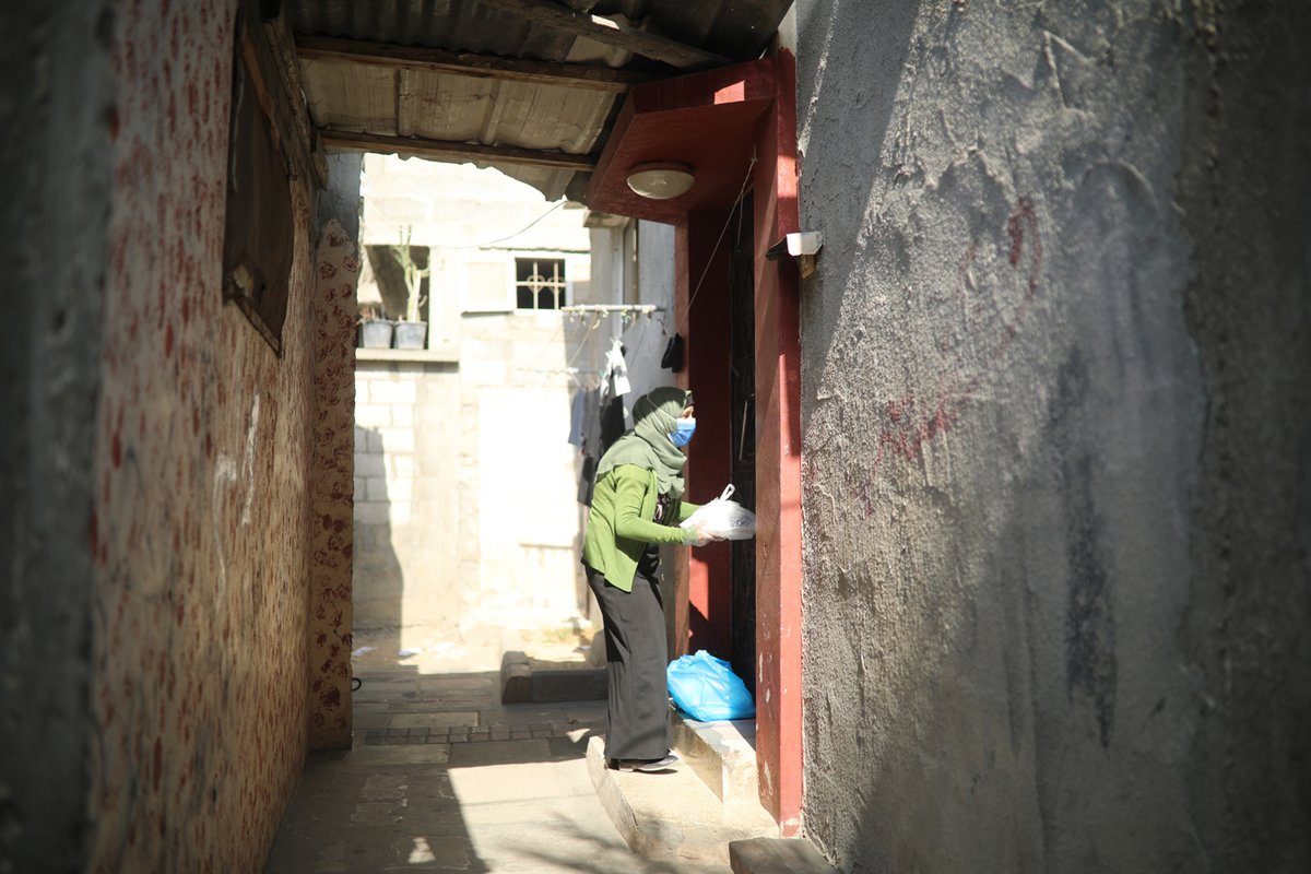 RebuildingAll's tweet photo. A helping hand at the front door of a Palestinian family's home. Mrs. Najah's Kitchen is delivering hearty meals to families all over Rafah, Gaza. Thank you for helping deliver emergency families to hungry families! 
#gaza #foodsecurity #palestine
https://t.co/P274CTzKEZ https://t.co/zmAdlCinbX