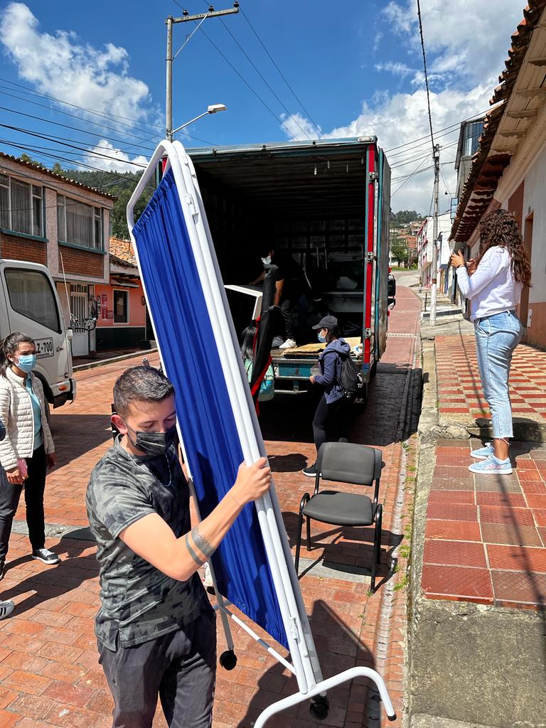 BienestarSabana's tweet photo. Así nos preparamos para vivir #MisiónSabana 2021-2. Nuestros voluntarios se encuentran alistando todo para poder entregar mucho amor, sonrisas y ayudas a quienes más lo necesitan. En La Sabana nos apasiona el servicio, por eso hoy todos nos unimos a ayudar. @unisabana https://t.co/wZJWG1wyBv