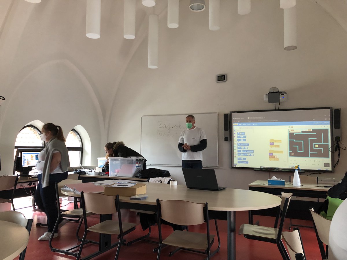 CoderDojoSKW's tweet photo. Show &amp; Tell ⏰⏰⏰ #Scratch, #Microbit, #Arduino https://t.co/H8B3Qj5Xka