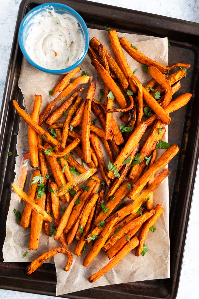 PetitPorcini's tweet photo. Delicious Air Fryer Carrot Fries coated with paprika &amp; salt served with slightly spicy sriracha mayonnaise. 
The perfect Fall or Thanksgiving side dish! #airfryer #thanksgiving  https://t.co/iWIeokiHyQ via @bonappeteat https://t.co/fHaCS7nzz1