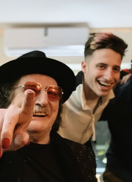 wosarchive's tweet photo. "La música buena es la que te dice cosas, suena bien y no transforma a los que la escuchan en completos pelotudos."

Feliz cumple Charly♡

#CharlyCumple70 https://t.co/EtlJ7aKxbj