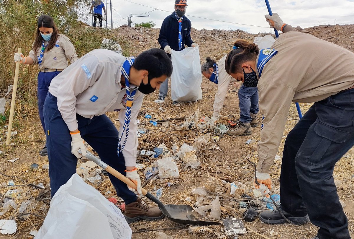 SimonYesica's tweet photo. Celebramos el #CleanUpWordDay 👏🏼 junto a personal de la @MuniGodoyCruz y voluntarios del departamento, limpiando el reservorio ubicado en Dique Los Nihuiles y Los Jacarandá.
#BasuraCero https://t.co/stXTrkVf82