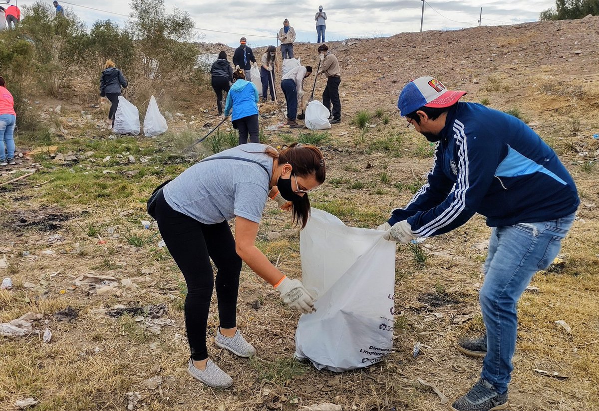 SimonYesica's tweet photo. Celebramos el #CleanUpWordDay 👏🏼 junto a personal de la @MuniGodoyCruz y voluntarios del departamento, limpiando el reservorio ubicado en Dique Los Nihuiles y Los Jacarandá.
#BasuraCero https://t.co/stXTrkVf82