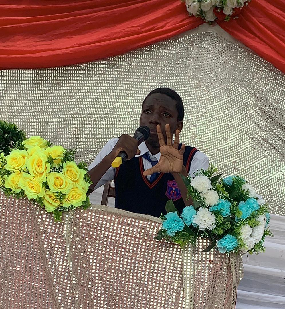 <a href="/JasonKM/">Jason</a> a de nouveau tenu un discours de motivation pour les élèves dans la conférence.
Il a posé la question de savoir : 
L’école,est-ce le seul milieu pour réussir et pourquoi ?
Qu’Auriez-vous aussi répondu ?
<a href="/NELLYTSHELAMUT/">Nelly Tshela Mutay</a> 
<a href="/Katsuva_R/">Rodriguez Katsuva</a>