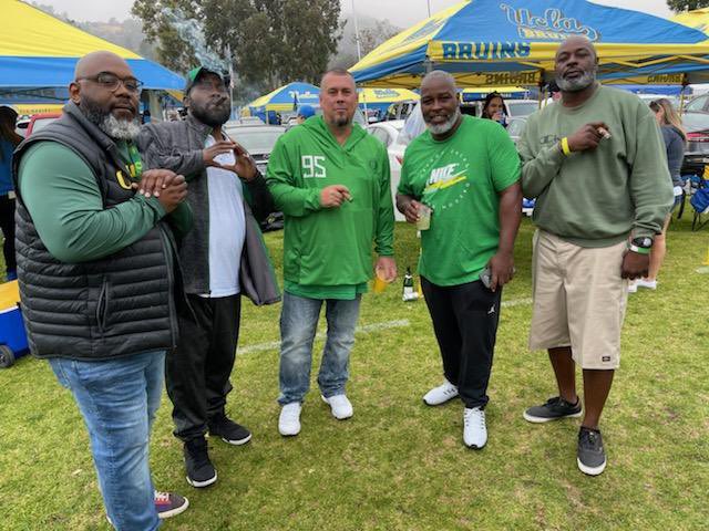 Coach__Chance's tweet photo. Pregame vibes. #GoDucks 🐥💚💛
#Beatucla #KWH95 #95 #Tailgate https://t.co/dZnp28wQ6C