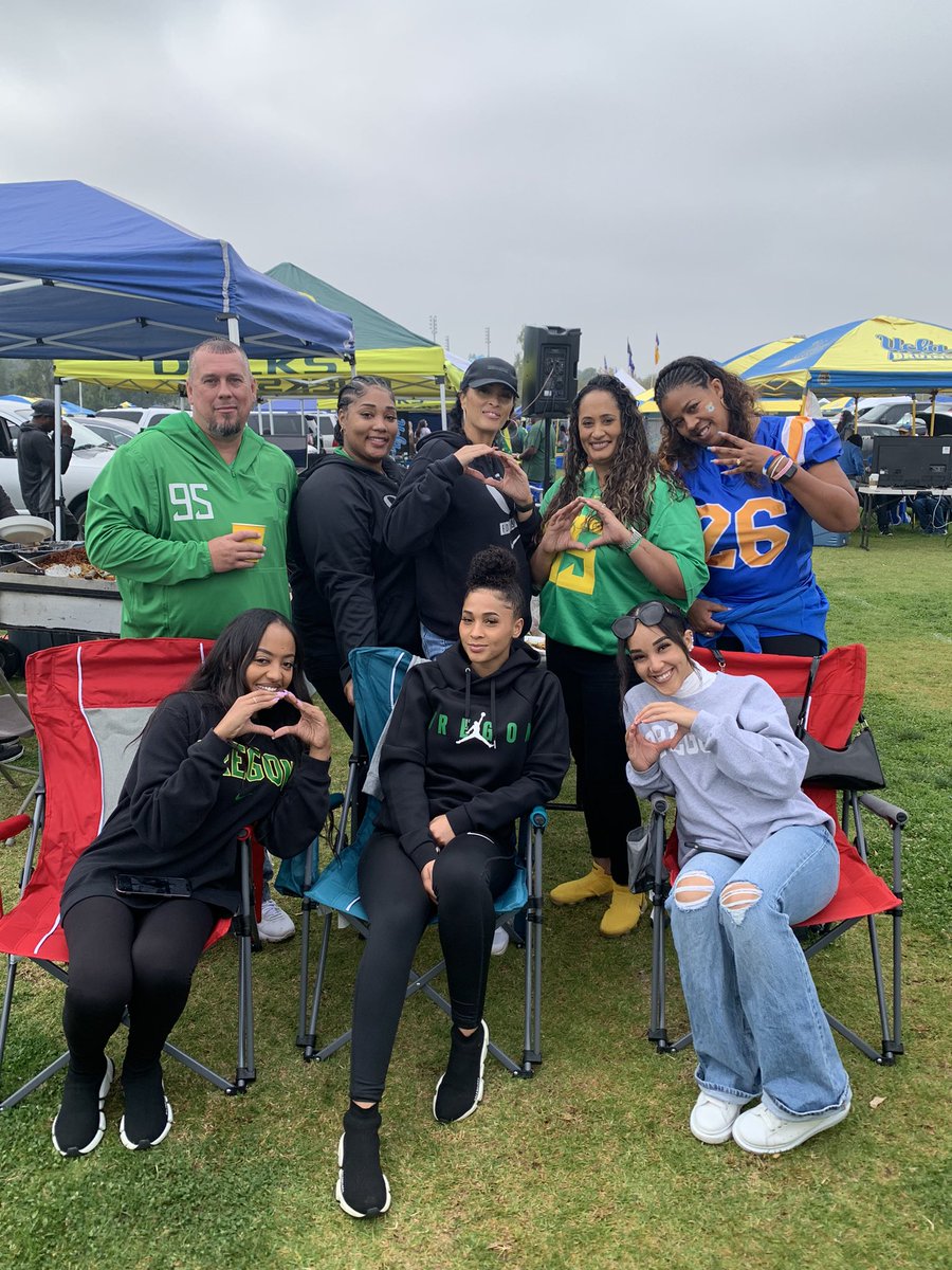 Coach__Chance's tweet photo. Pregame vibes. #GoDucks 🐥💚💛
#Beatucla #KWH95 #95 #Tailgate https://t.co/dZnp28wQ6C