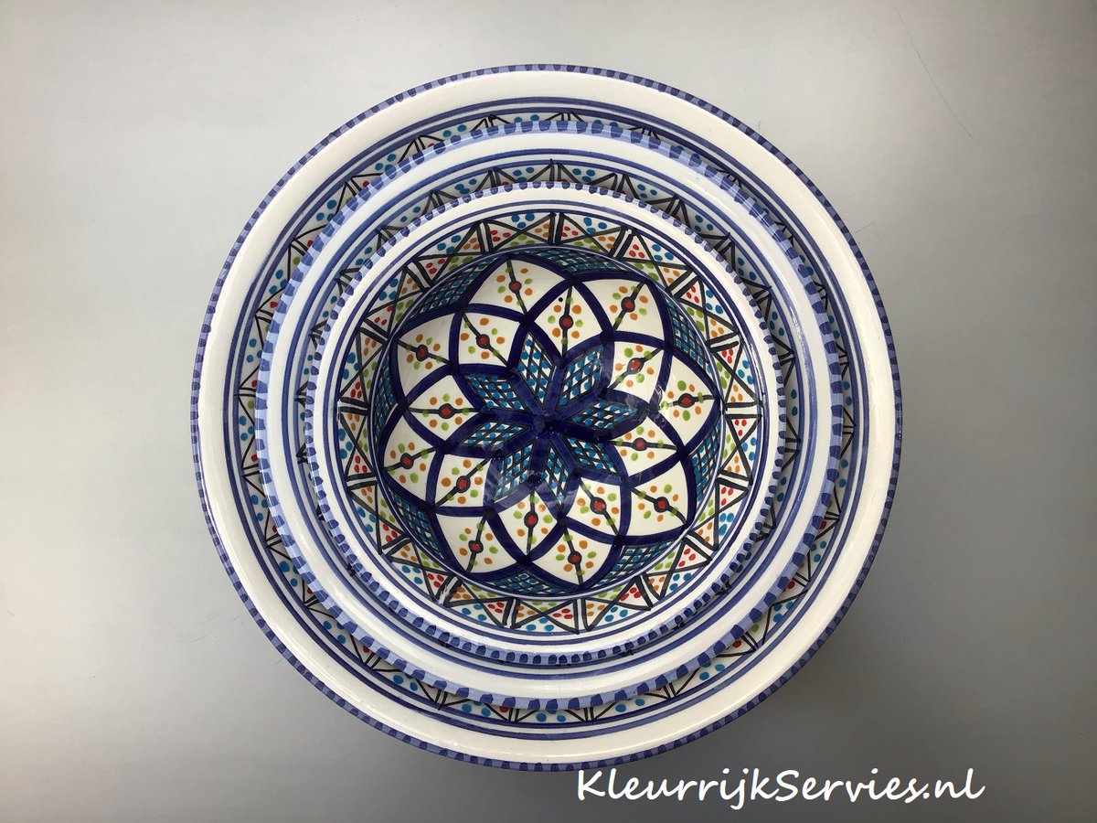 Smulpakketten's tweet photo. Saladiers hebben we van 15 t/m 30 cm. We hebben sets met Saladiers van 15 cm - 20 cm en 25 cm in de aanbieding, van motief Marron, Mehari, Poisson, Shebka en Naoura. Tunesisch aardewerk, handbeschilderd. Nu van € 39,90 voor € 35,00 #saladier, #schalen, #kleurrijkservies https://t.co/QdvX2Op9gn