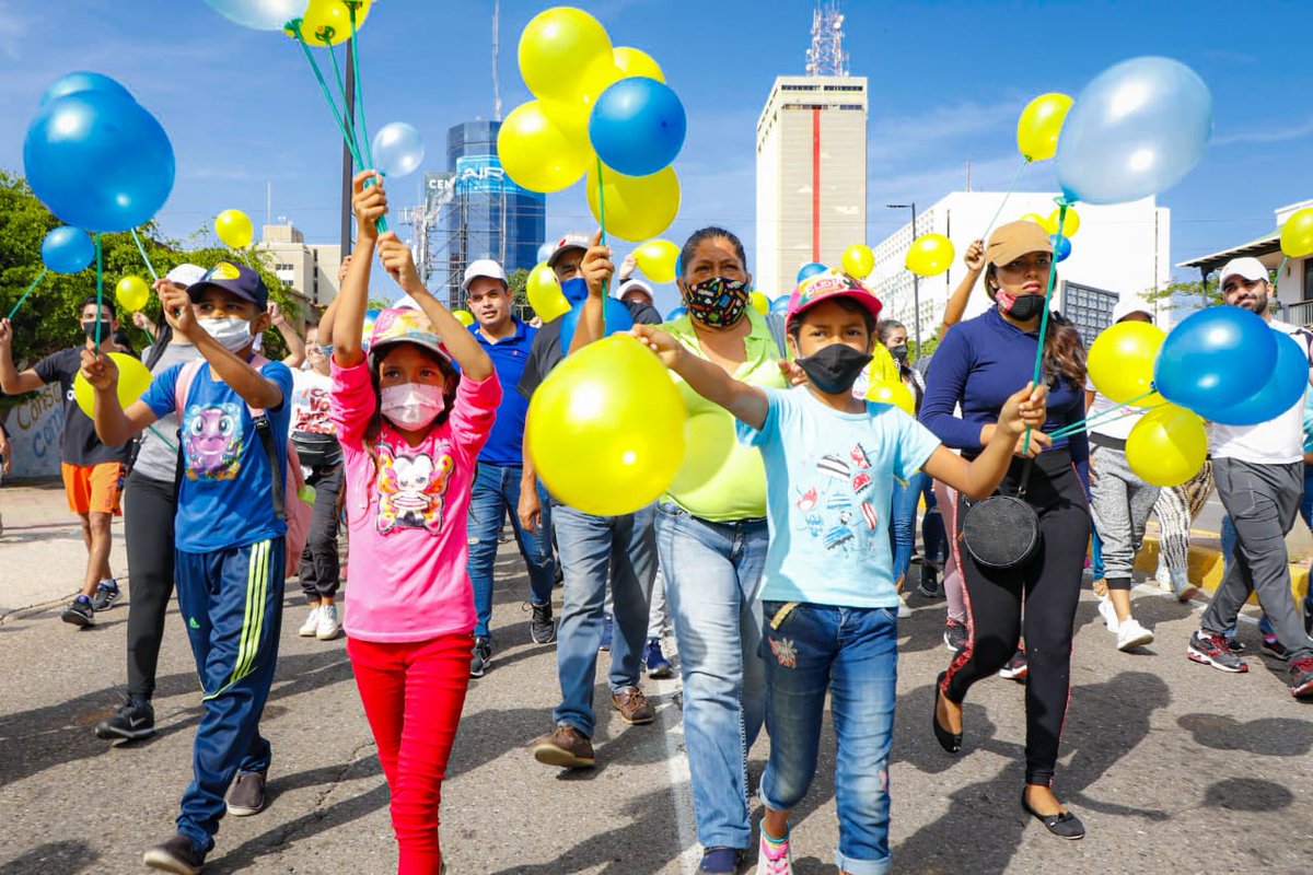 funda_renace's tweet photo. En un hermoso recorrido, desde el Seniat de 5 de Julio hasta la plaza de la República, realizamos la primera Caminata por la Salud Mental, junto a nuestros niñ@s y adolescentes de FundaRenace, sensibilizando a la comunidad maracaibera sobre el cuidado del bienestar mental. https://t.co/qWMIJTH1S8