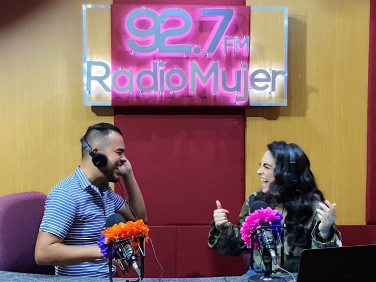 RadioMujer927FM's tweet photo. Préndele a tu radio porque en punto de las 2:00 de la tarde comenzamos con #Exitopolis y hoy @luzmalz y Peter Abundis ya iniciaron con los festejos pre #Halloween. 🧟♀🎃👻
Acompáñanos a través del 92.7 FM 📻🎶
#RadioMujer927
#LaReinaDelPop
#EstáContigo https://t.co/VtrjvAkoji