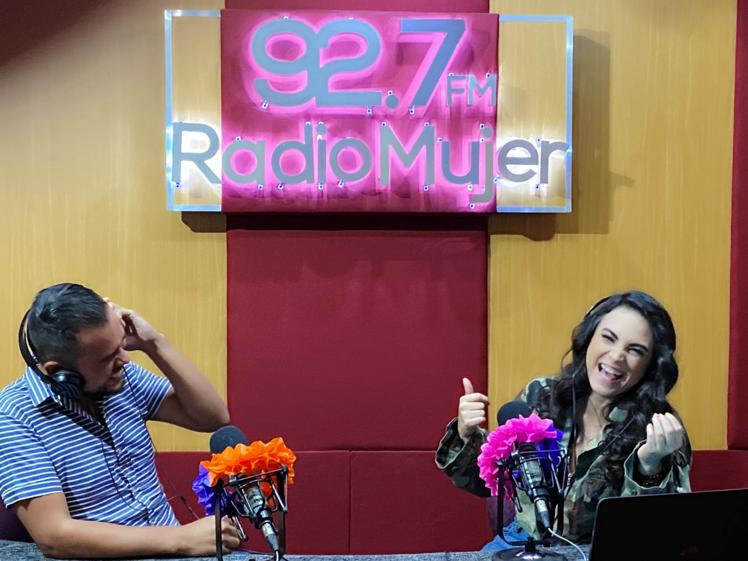 RadioMujer927FM's tweet photo. Préndele a tu radio porque en punto de las 2:00 de la tarde comenzamos con #Exitopolis y hoy @luzmalz y Peter Abundis ya iniciaron con los festejos pre #Halloween. 🧟♀🎃👻
Acompáñanos a través del 92.7 FM 📻🎶
#RadioMujer927
#LaReinaDelPop
#EstáContigo https://t.co/VtrjvAkoji