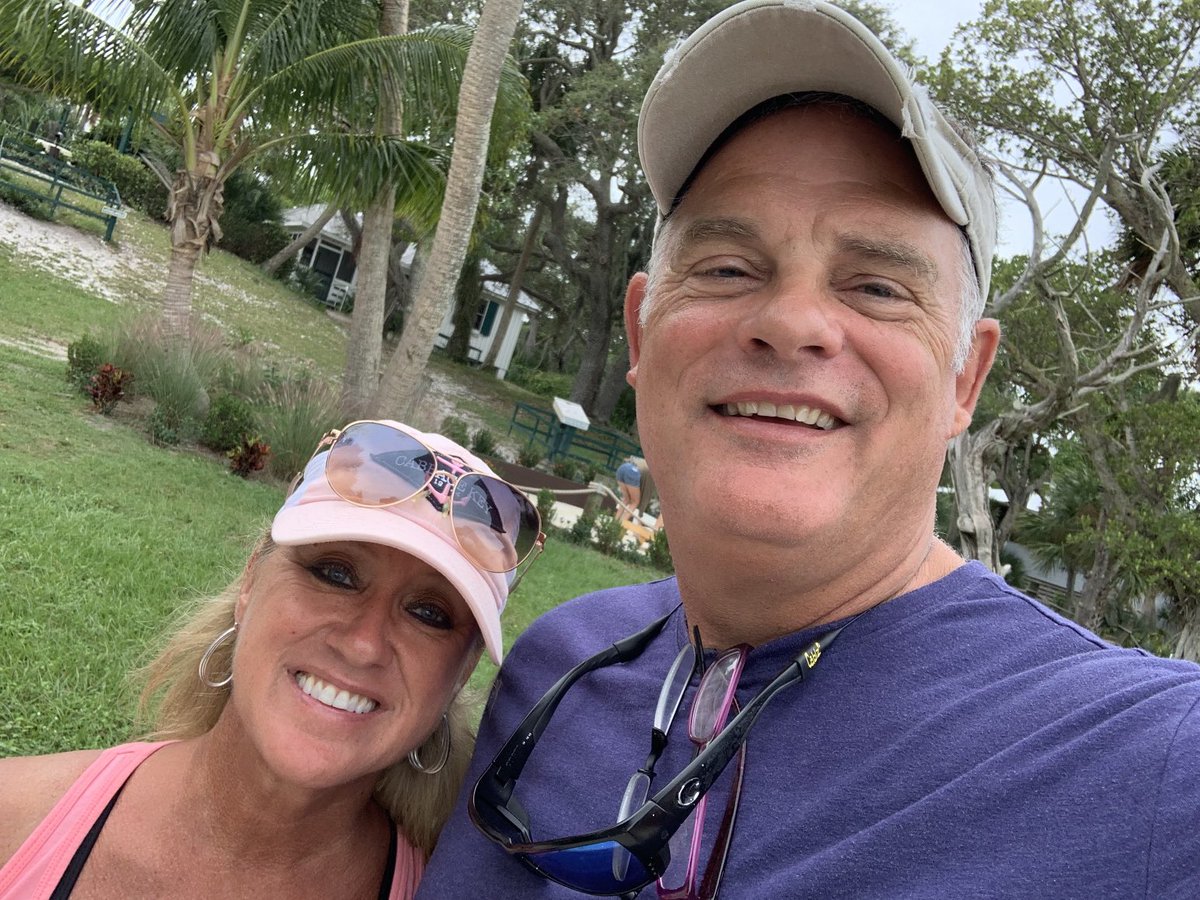 JeffReaves1's tweet photo. Enjoying a cheeseburger in paradise at #cabbagekey and a great day on the water! Happy anniversary. @rottzboyz https://t.co/MT1On5hbB8