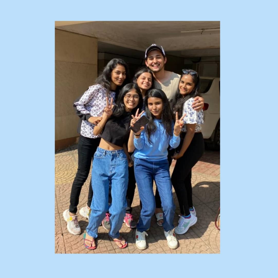 simranoberoidz's tweet photo. 23.10.2021 ~ BEST DAY EVER! 💙 

I still cant believe i met THE DARSHAN RAVAL ahhhhh ekfjgkdksksndskfjdjn

@darshanravaldz the way you comforted all of us. You’re Unreal :"))) 

He legit left his phone ringing just bec i was taking a picture w him 😭✋ https://t.co/qLTehZLTl5