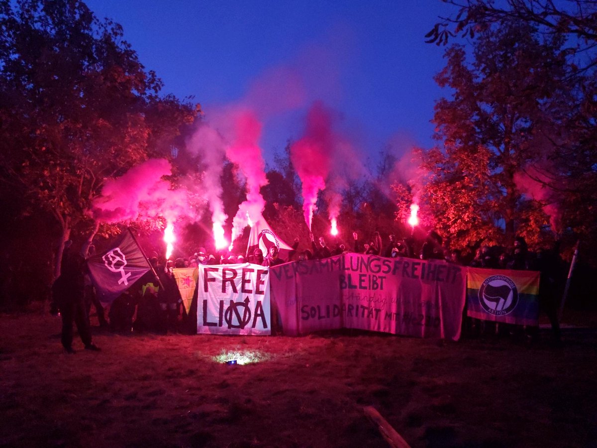 Solidarität vom #Drugstore und #Potse Festival mit den kriminalisierten Antifaschist*innen in Sachsen.
Demonstrationsfreiheit bleibt: autonom, widerständig, unversöhnlich!

#Leipzig #FreeLina #le2310 #b2310 #drugstorelebt #potsebleibt #antifa