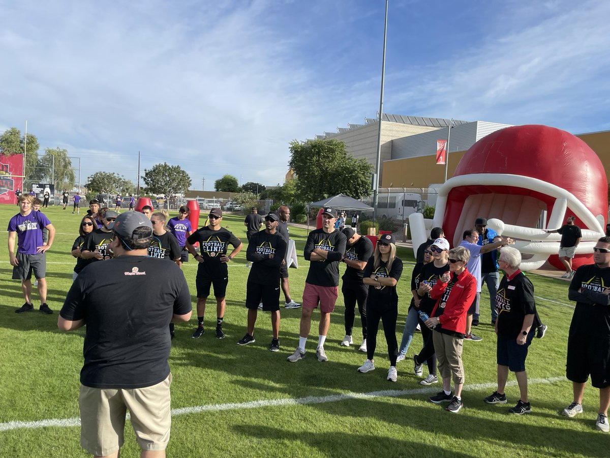 Great morning out at the <a href="/Fiesta_Bowl/">Fiesta Sports Foundation</a> youth Football clinic today! Some great kids and volunteers teaching football and life skills here! Thank you <a href="/AndreWadsworth/">AndreWadsworth</a> for taking the time to speak to the future! #FiestaBowlYFC #Givingback #Fiestabowlcharities