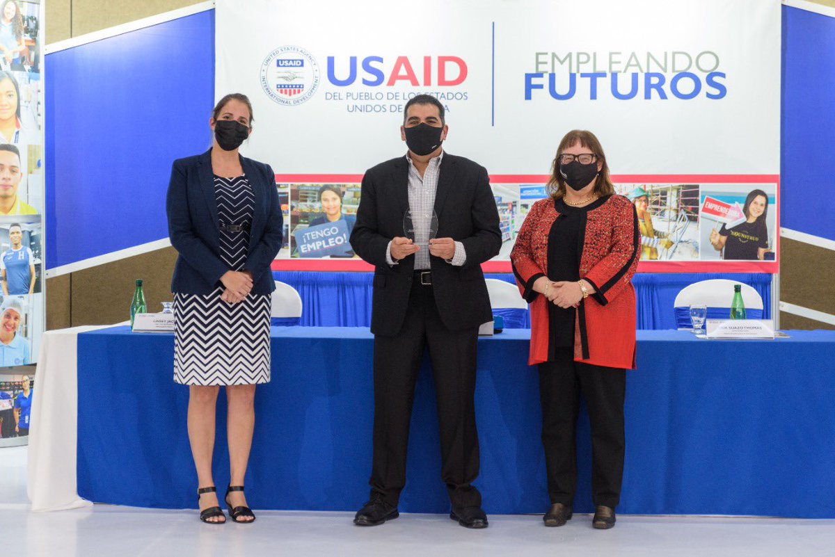 En <a href="/diunsahn/">Diunsa</a> estamos comprometidos en seguir trabajando en alianzas para contribuir con oportunidades de empleo digno para los jóvenes de Honduras. Hemos tenido una valiosa experiencia con <a href="/USAIDHonduras/">USAID Honduras</a> y <a href="/EmpleandoFuturo/">Empleando Futuros</a>. ¡Gracias por el reconocimiento que nos otorgaron!