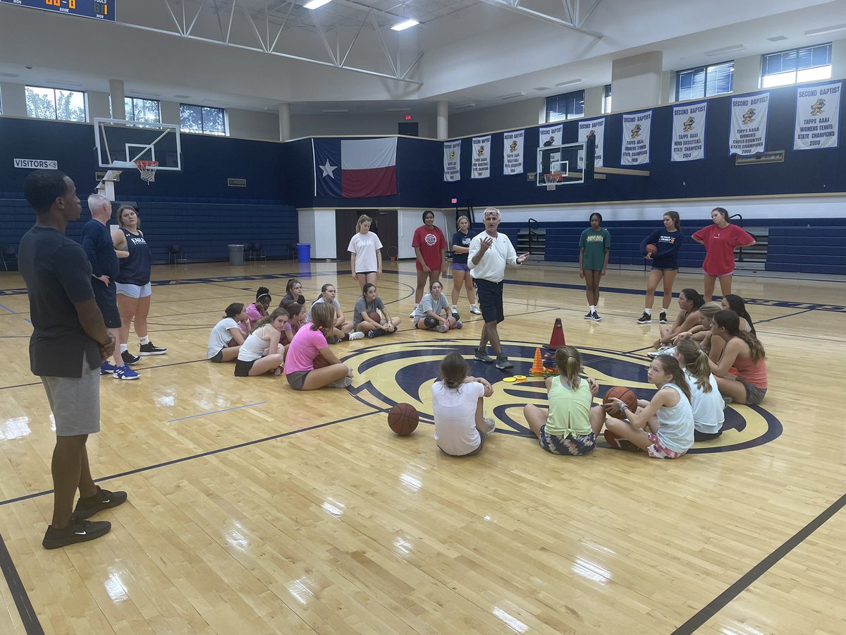 mawalker_MPCAD's tweet photo. Very cool morning watch @SBS_Athletics coaches and athletes run the #SBMSA (Spring Branch / Memorial) #RustShaker Basketball Clinic https://t.co/p1OU8HEfAp