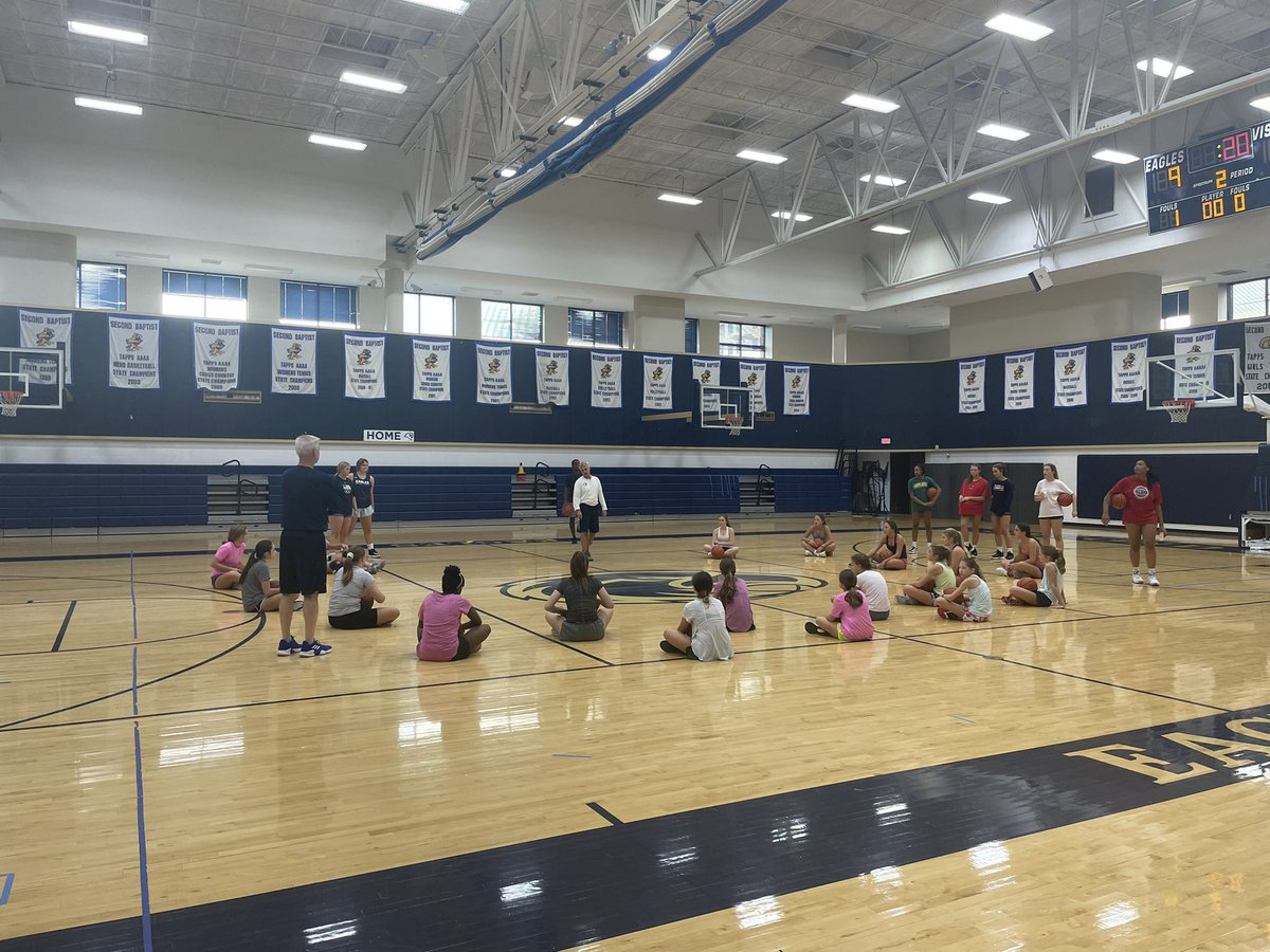 mawalker_MPCAD's tweet photo. Very cool morning watch @SBS_Athletics coaches and athletes run the #SBMSA (Spring Branch / Memorial) #RustShaker Basketball Clinic https://t.co/p1OU8HEfAp