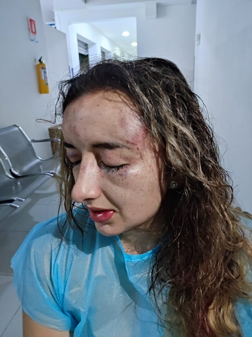 DanielNeiraRios's tweet photo. Increíble como un Intendente de la @TransitoBta es capaz de dejar a su propia esposa. 
Un tipo de esos no debería estar en una especialidad, sino erradicando en un EMCAR o lideando guerrillos en #Arauca o en #NorteDeSantander 
cc @MONYRODRIGUEZOF @secredistmujer @DirectorPolicia https://t.co/vNj1w2E2E7