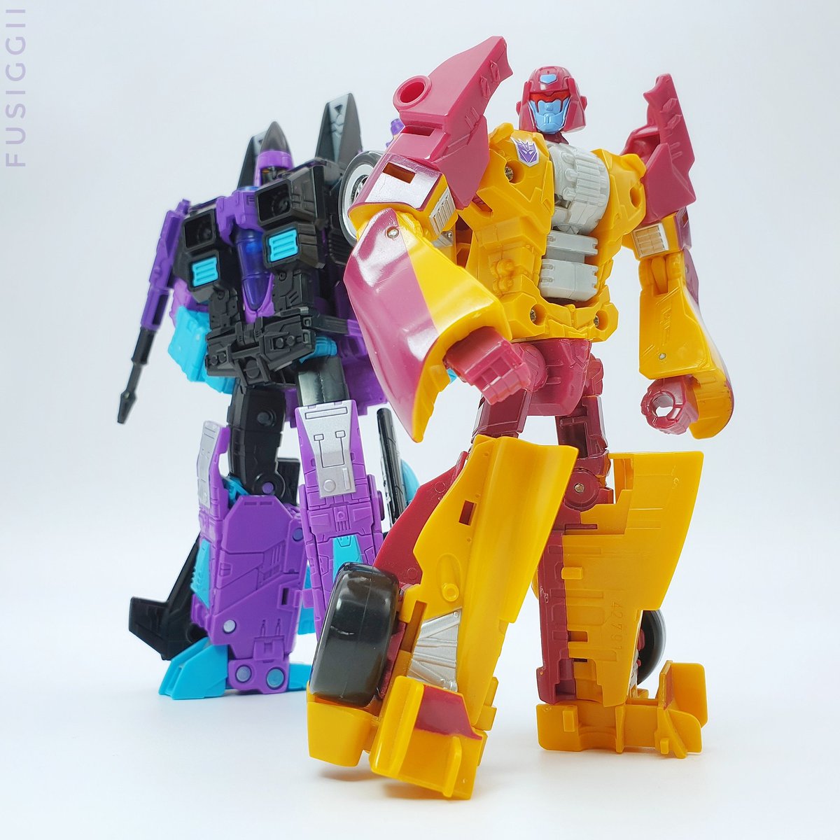 fusiggi's tweet photo. I am so excited for Legacy Dragstrip! Here are some photos with CW Dragstrip and G2 Ramjet! #transformers #toyphotography #combinerwars #transformersselects #idwtransformers #hasbrotoys #takaratomytoys https://t.co/WapqGZhoXz