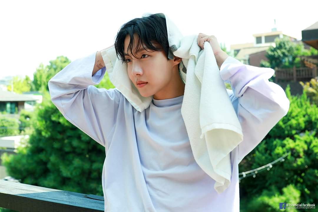 Rach01_BTS's tweet image. I donno why its trending but hell yeah, Jung Hoseok the Man you are🥵👀🌚