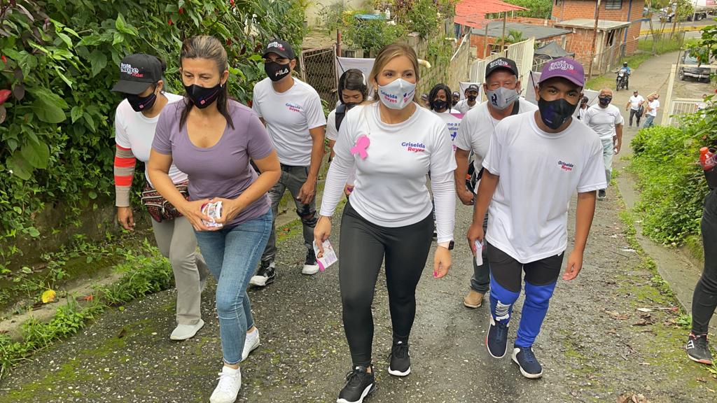 griseldareyesq's tweet photo. 🔸 Aquí vamos, con lluvia y todo, recorriendo los sectores #LaLoma, #PiedrasAzules y #LaPlanada de #Baruta.

Es nuestra zona rural, totalmente desasistida.

#BarutaExigeMás 🍃
#23Oct https://t.co/BIk7LwouCH