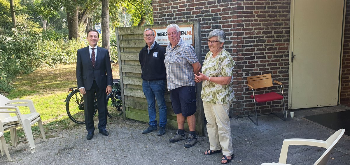 Vorige maand heeft onze #burgemeester Michel Bezuijen een bezoek gebracht aan onze loods aan de Van Aalstlaan in #Zoetermeer. Hierbij een foto van dat werkbezoek. #Voedselbank