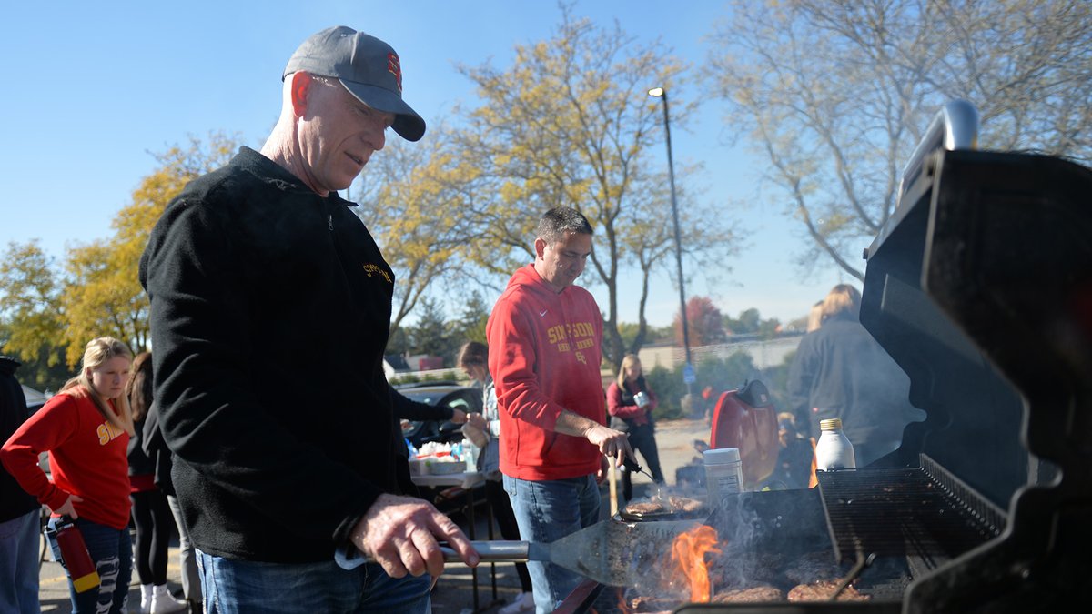 SimpsonCollege's tweet photo. The sun is out and the grills are hot. We're ready for kickoff! #ONESimpson #StormBacktoSC https://t.co/P7vN2pDL9x
