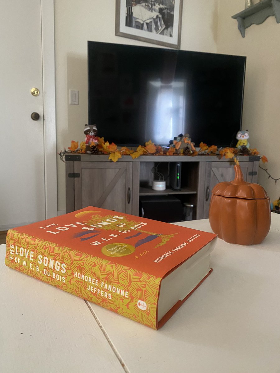 MissSarahMarie_'s tweet photo. @bookhoarding With any luck - getting through this massive book https://t.co/6MVpOzncEq