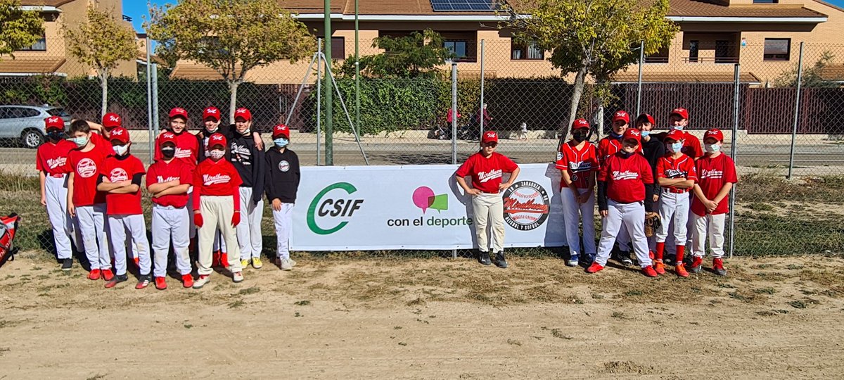 L@s chic@s del <a href="/cbmiralbueno/">Béisbol y Sofbol Miralbueno</a> después del entrenamiento de hoy posando con la pancarta cedida por <a href="/CsifAragonEduca/">CSIF EDUCACIÓN ARAGÓN</a>.