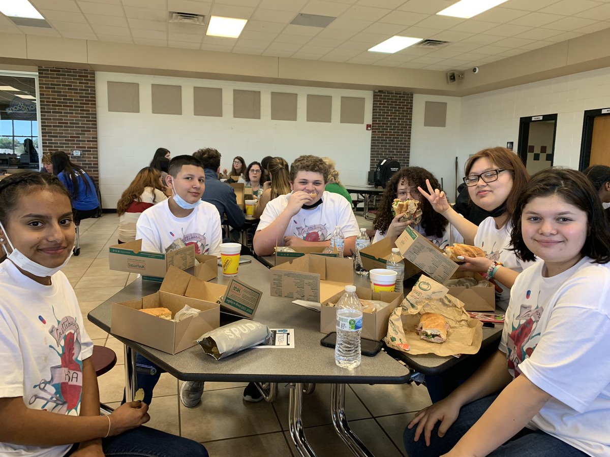 biaanca_torrez's tweet photo. #Castleberry_HealthScience enjoying lunch ! @txhosaarea5 #CHS_Lions #CastleberryCTE #AREA5ISLIVE ! https://t.co/HLTrKJUooo