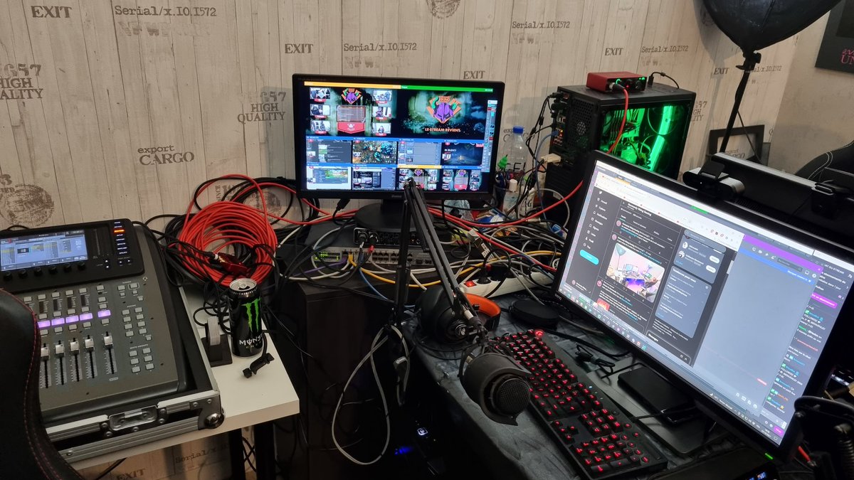NVGamingTV's tweet photo. Petite pause bien méritée pour la régie... https://t.co/PxI5zO7SNE