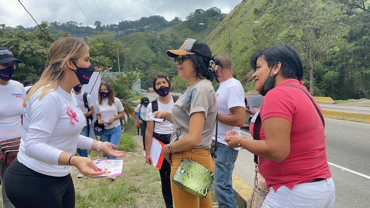 griseldareyesq's tweet photo. 🔸 Carmen Rodríguez, también vecina del sector #PiedrasAzules, pidió que una vez lleguemos a la alcaldía, enviemos cuadrillas para limpiar el monte crecido a lo largo de las caminerías.

#BarutaExigeMás 🍃
#23Oct https://t.co/iEw5wUvH29