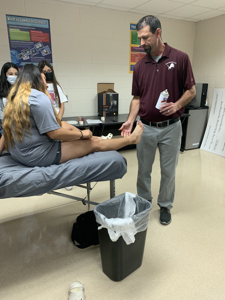 biaanca_torrez's tweet photo. #Castleberry_HealthScience Learning how to wrap!! @txhosaarea5 #AREA5ISLIVE #CHS_Lions #CastleberryCTE https://t.co/NiIWGk14Np