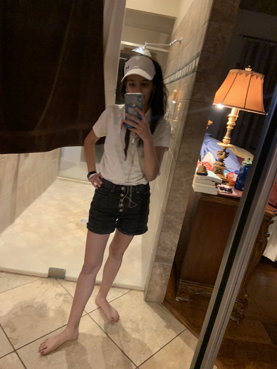 morallymaligned's tweet image. zoey and hf bee cosplays for #Nightmaretime2 today!!! (also infected!zoey)