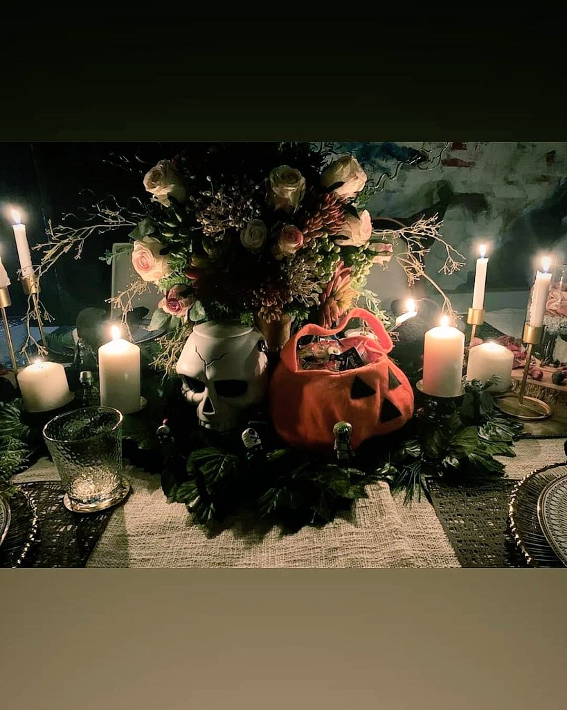 Danamaulanas's tweet photo. Tadi malem iseng bikin table setting ala halloween pake mainan anak2, yang ada aja &amp; props yg tersedia dirumah (bunga, lilin, dll) seru juga 🎃

#halloween2021 https://t.co/p7M8NODDor