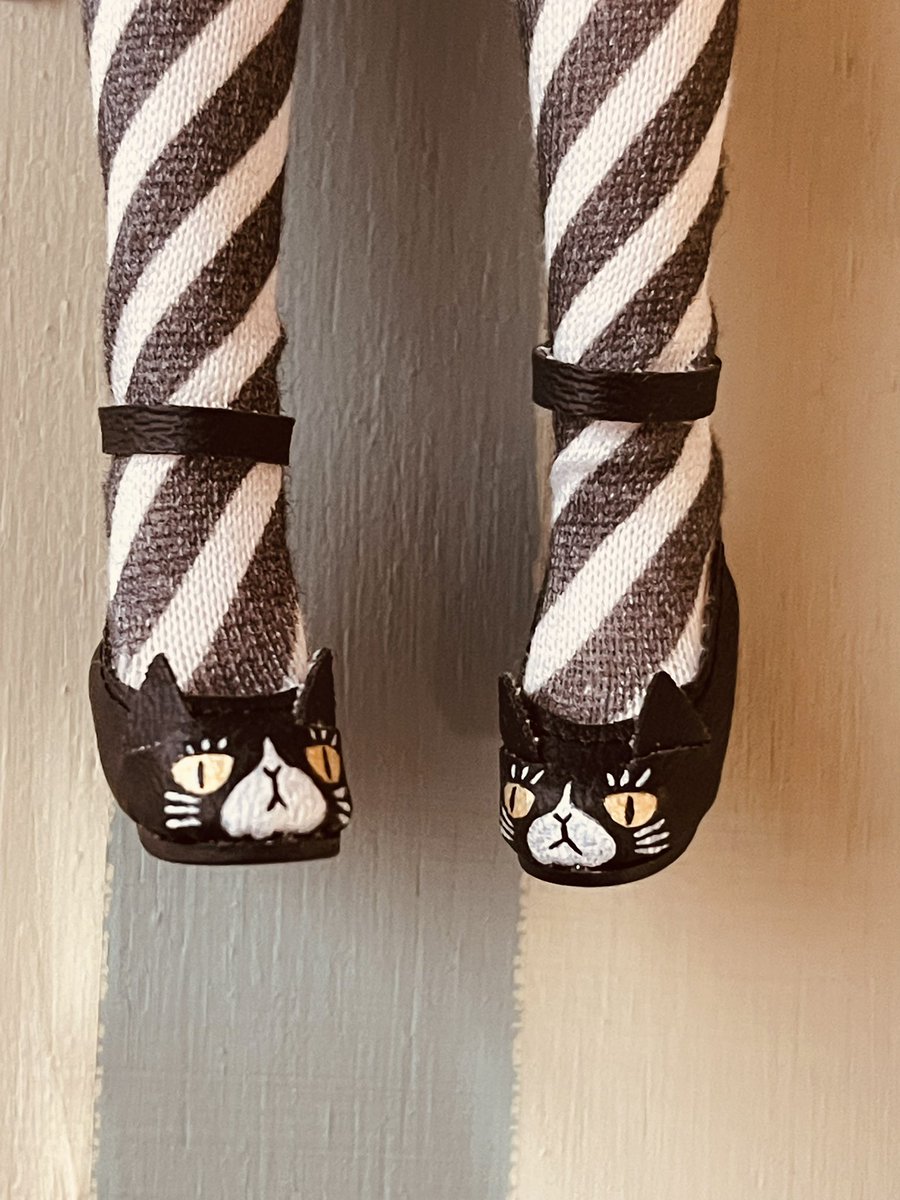 sleep_doll's tweet photo. ハッピーハロウィン🎃
竜田先輩(@nicotatsuta )のキャットシューズ可愛すぎ！！
#うちの子とハロウィン #オビツ24 https://t.co/aXvhjmmKpV