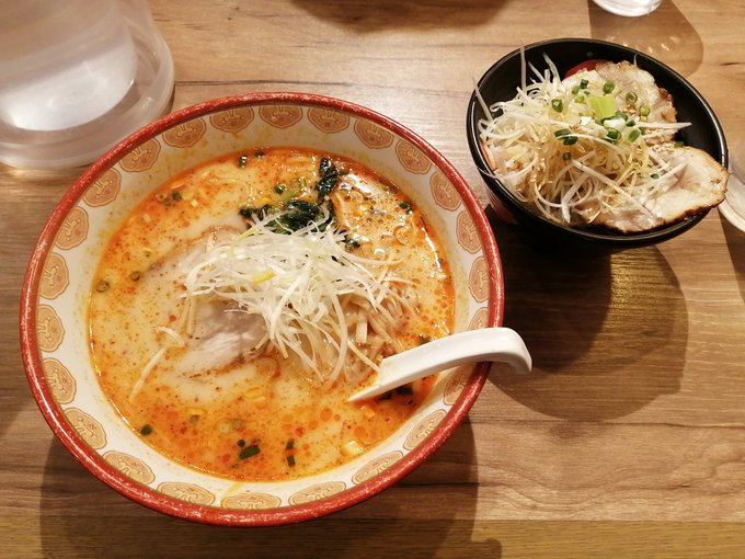 ロウソクの頼りない灯りが照らす薄暗い地下室にむせ返るような獣臭が充満していた。だらしない裸体に下卑た笑みを浮かべる男たちに囲まれているハイエルフの騎士団長は屈辱と怒りに顔を歪めるが、少女のように整った顔と鍛え上げられた身体をつつむ丸みがある雌肉に、オスとは思えぬ大きな尻は…… 