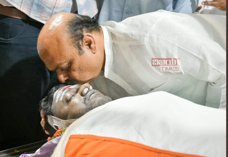 vijayatimes's tweet image. ಅಗಲಿದ ಚೇತನಕ್ಕೆ ಅಂತಿಮ ಬಿಳ್ಕೋಡುಗೆ ನೀಡಿದ ಬಸವರಾಜ್ ಬೊಮ್ಮಾಯಿ  | Vijayatimrs 
#puneeth_death #puneeth_rajkumar #vijayatimes #vijayatimes_kannada #kannadanews