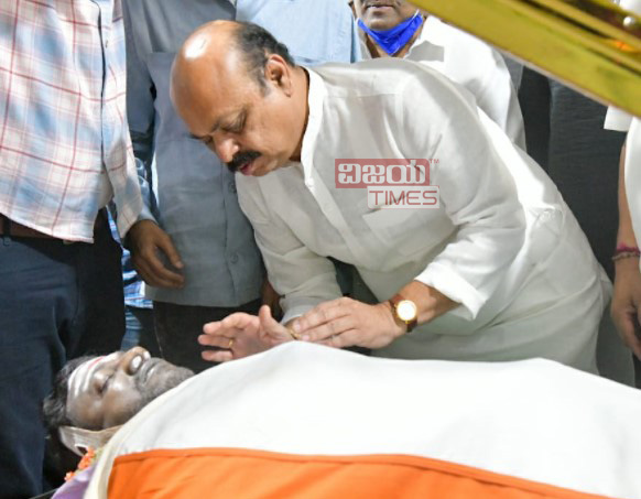 vijayatimes's tweet image. ಅಗಲಿದ ಚೇತನಕ್ಕೆ ಅಂತಿಮ ಬಿಳ್ಕೋಡುಗೆ ನೀಡಿದ ಬಸವರಾಜ್ ಬೊಮ್ಮಾಯಿ  | Vijayatimrs 
#puneeth_death #puneeth_rajkumar #vijayatimes #vijayatimes_kannada #kannadanews