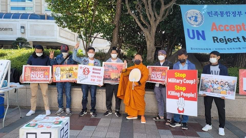 PhooPPKyaw's tweet photo. In led of Daegu Sayadaw U WiSuta ( Wi-Thu-Ta in Burmese accent ) , 38th time anti-coup movement was staged in #Usan of South Korea .

#FreezePaymentsToJunta 
#Oct31Coup 
#WhatsHappeningInMyanmar https://t.co/kyNeLorix9