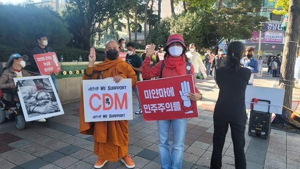 PhooPPKyaw's tweet photo. In led of Daegu Sayadaw U WiSuta ( Wi-Thu-Ta in Burmese accent ) , 38th time anti-coup movement was staged in #Usan of South Korea .

#FreezePaymentsToJunta 
#Oct31Coup 
#WhatsHappeningInMyanmar https://t.co/kyNeLorix9