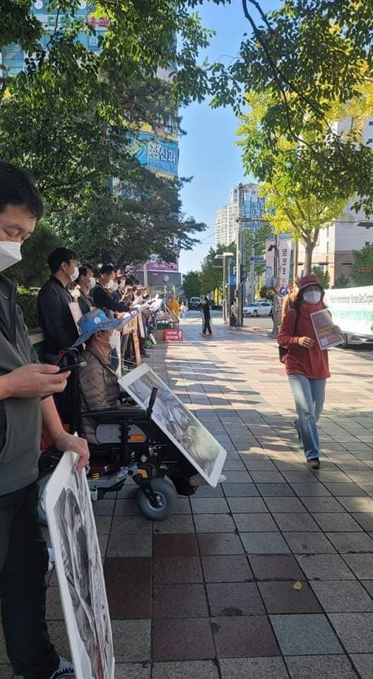 PhooPPKyaw's tweet photo. In led of Daegu Sayadaw U WiSuta ( Wi-Thu-Ta in Burmese accent ) , 38th time anti-coup movement was staged in #Usan of South Korea .

#FreezePaymentsToJunta 
#Oct31Coup 
#WhatsHappeningInMyanmar https://t.co/kyNeLorix9